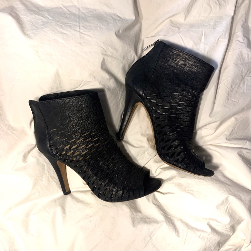 Vince Camuto Krandi Cut out Peep Toe